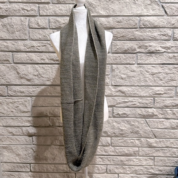 Infinity scarf with metallic detail - Picture 3 of 4